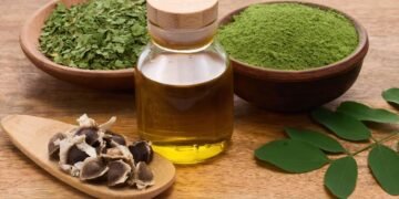 खाली पेट मोरिंगा पत्तों का उबला पानी पीने के फायदे: पाचन, इम्यूनिटी और स्वास्थ्य पर संभावित प्रभाव